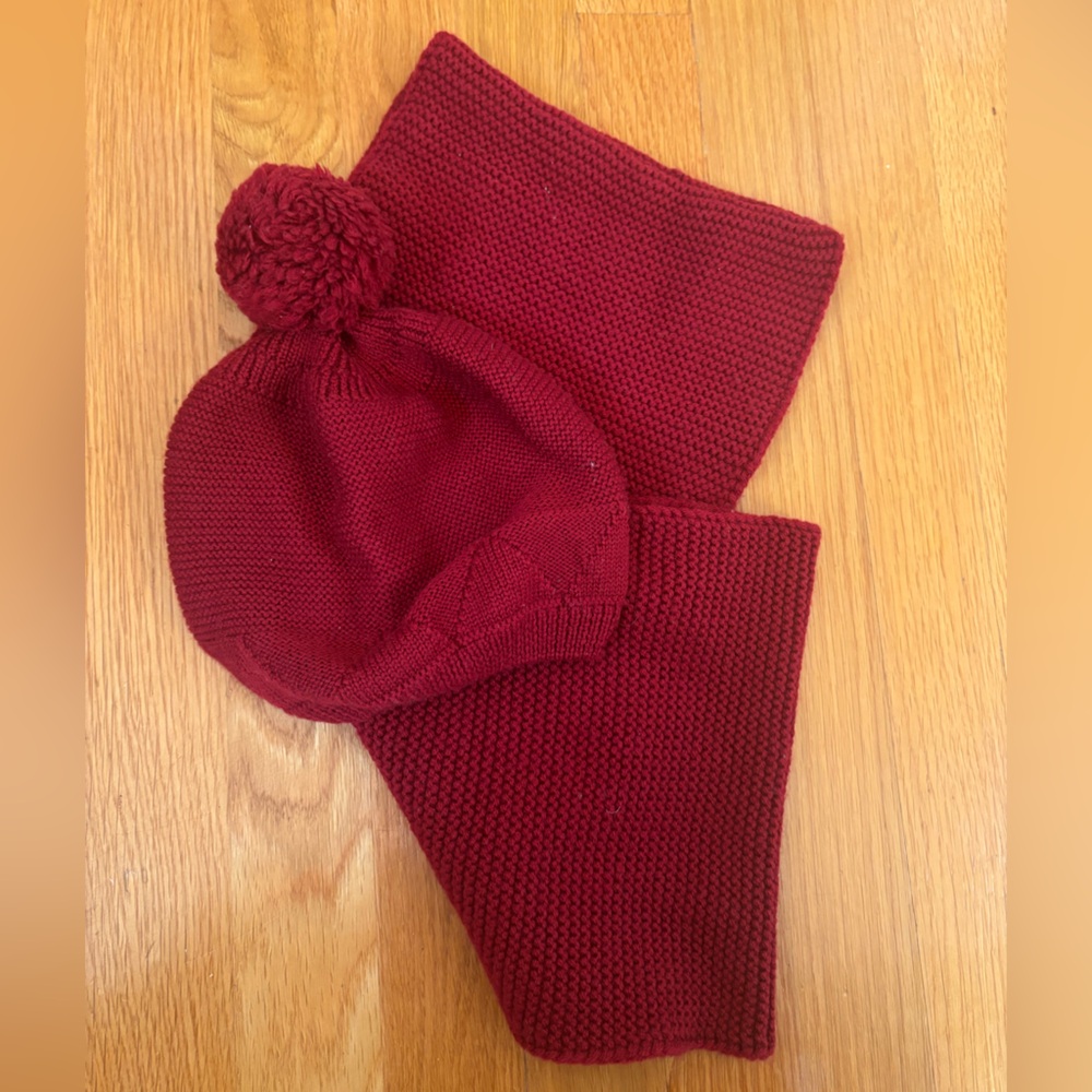 La Coqueta maroon hat and infinity scarf set 3-5 years